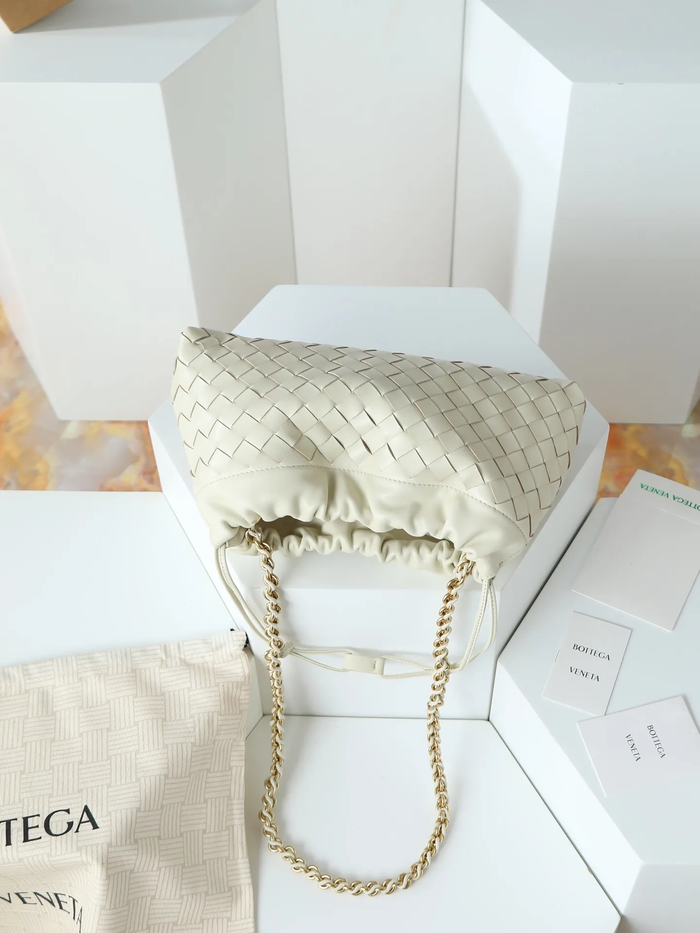 p1600. BOTTEGA VENETA 2025 new women's Dustbag Notte clutch. Dustbag, which has been very popular since its launch, has a chain clause! ! The hand-carrying method is reminiscent of the classic bag type Pouch , light and elegant, the retained drawstring design can be used as a bag, and the chain is longer, which is very suitable for sisters who like to carry their hands cross-body with their hands free. No matter which way you carry it, you can change the way you carry it according to the occasion and your mood of the day, which can make the overall outfit more fashionable🪄🪄The body of the bag has also been widened. It is the rainy season and the weather is hot, so it can easily accommodate small umbrellas and water bottles. The interior is made of nylon, which is light and comfortable to carry, and is very suitable for summer use. Style number: 839394 Size: 33*19*8cm